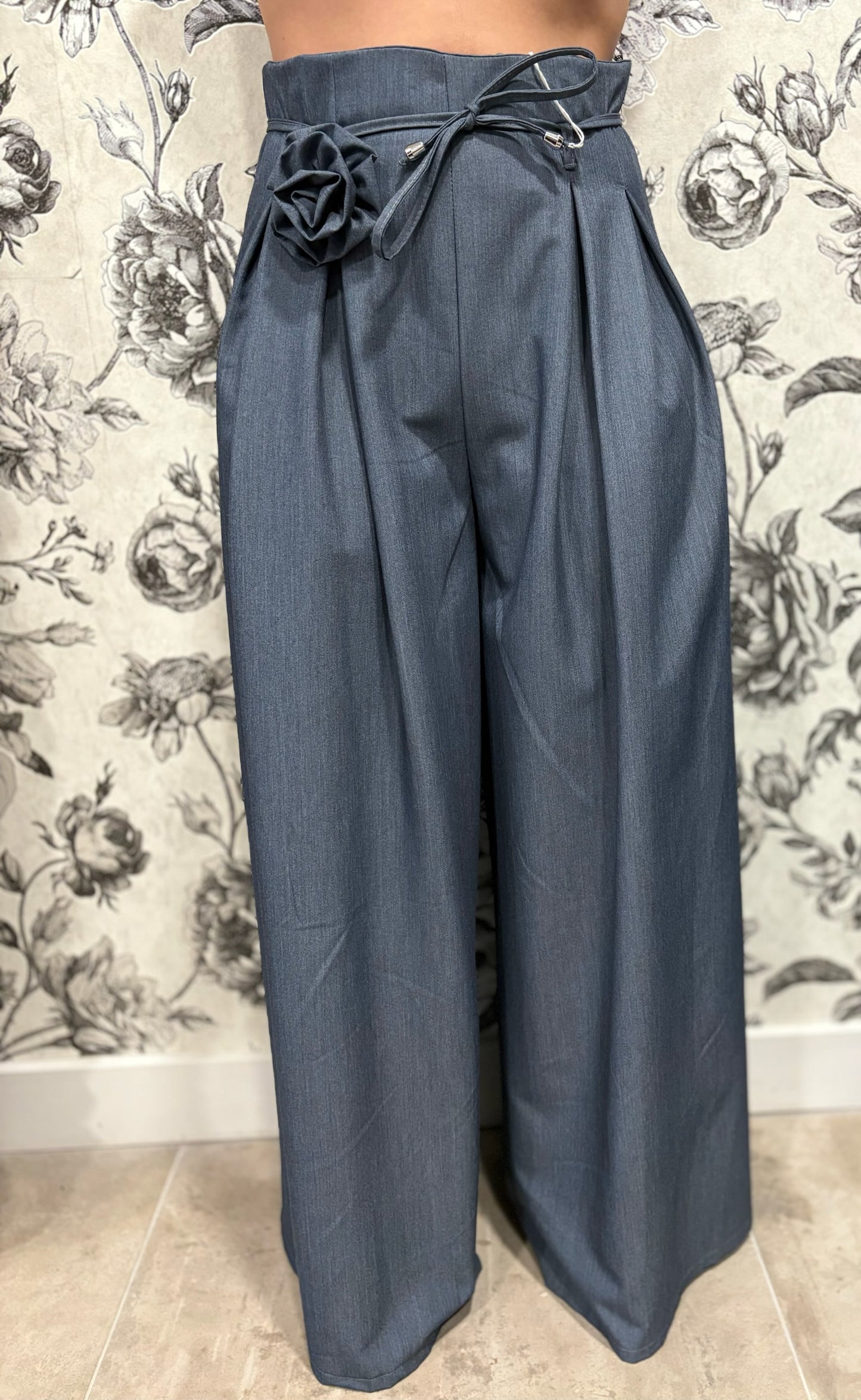 Pantalon large à détail fleuri
