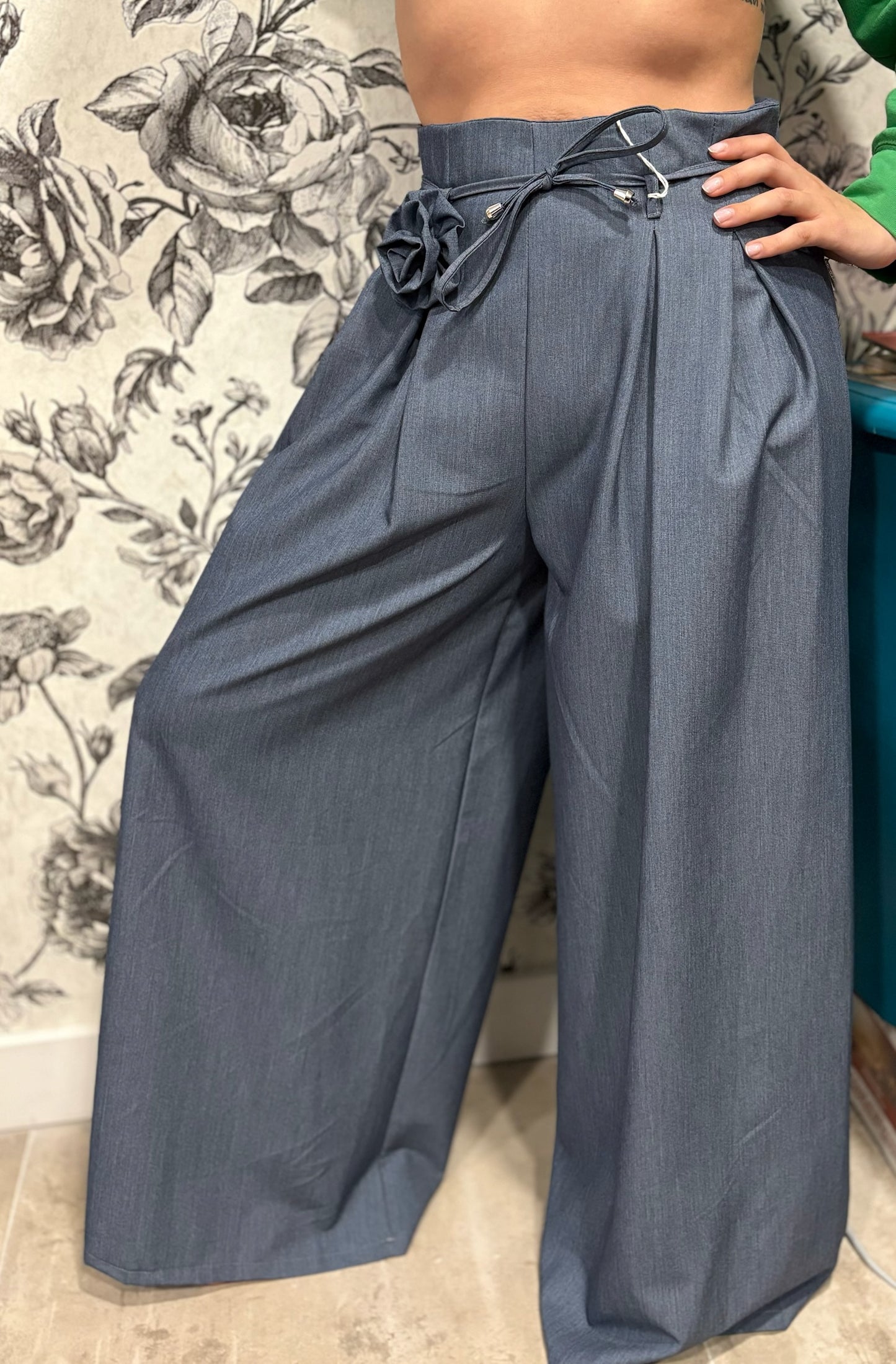 Pantalon large à détail fleuri