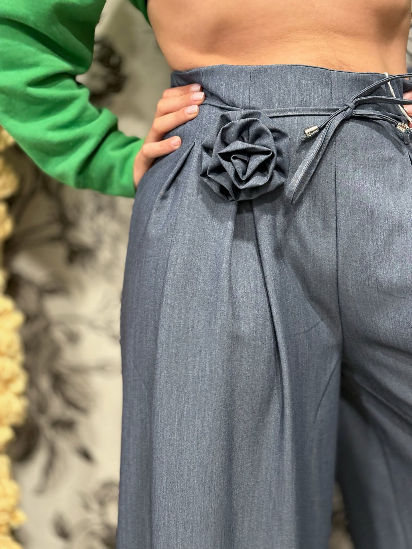 Pantalon large à détail fleuri