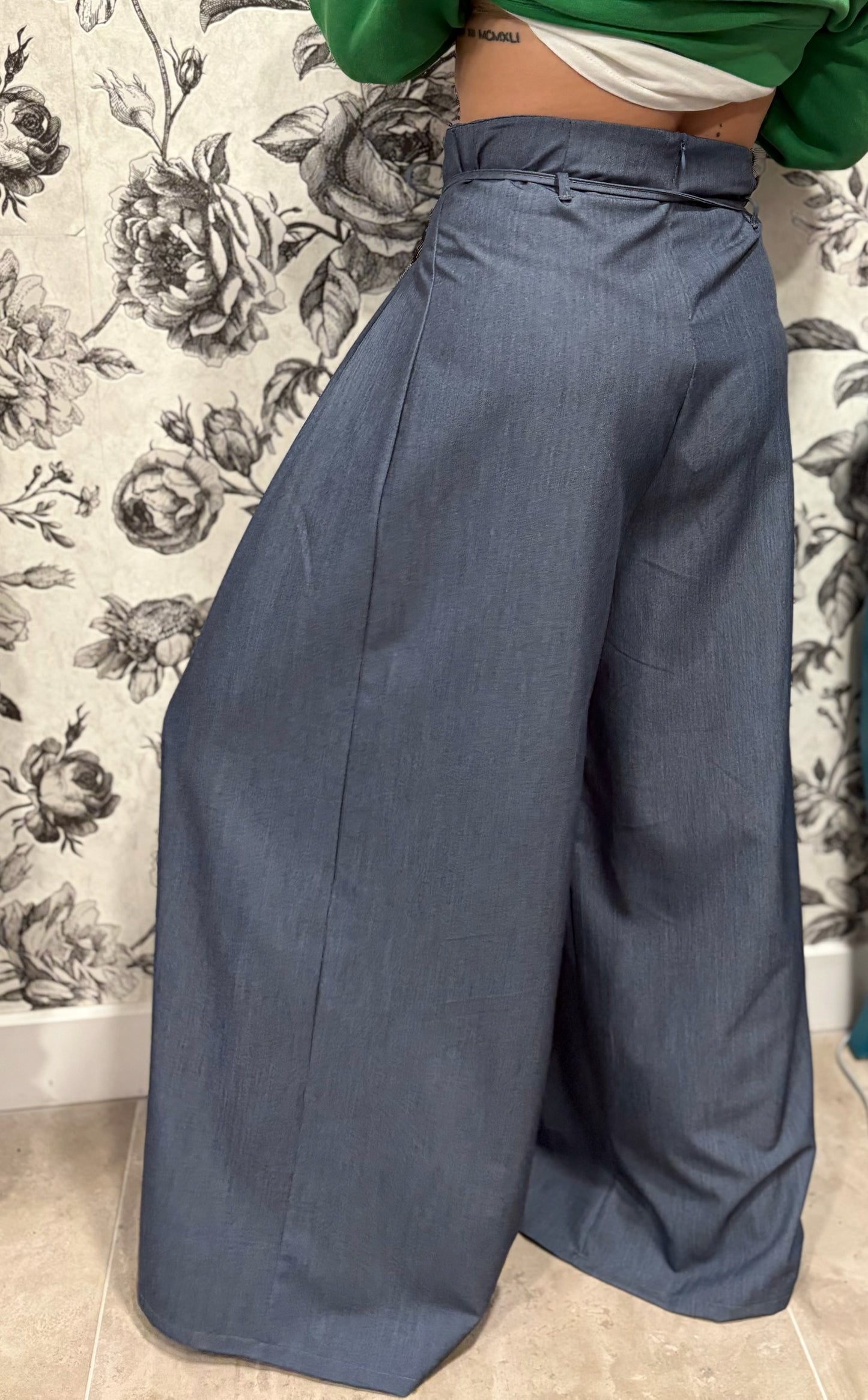 Pantalon large à détail fleuri