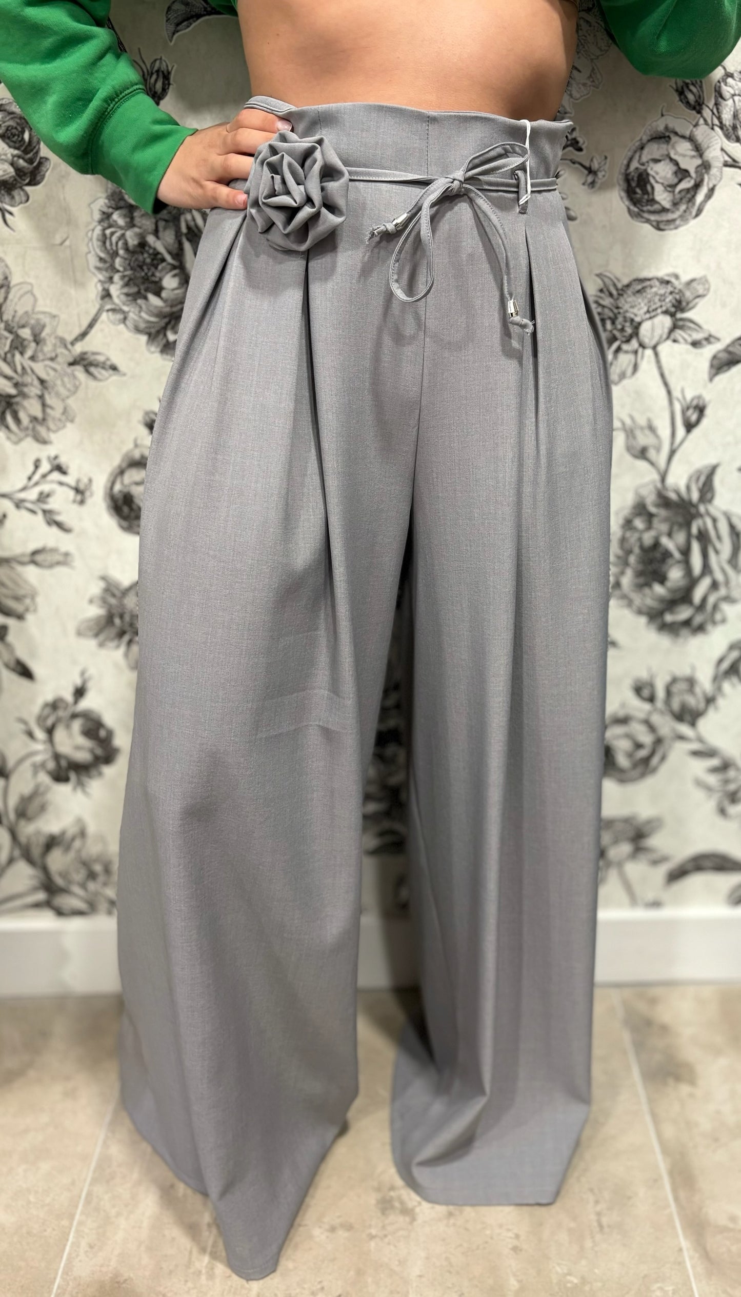 Pantalon large à détail fleuri