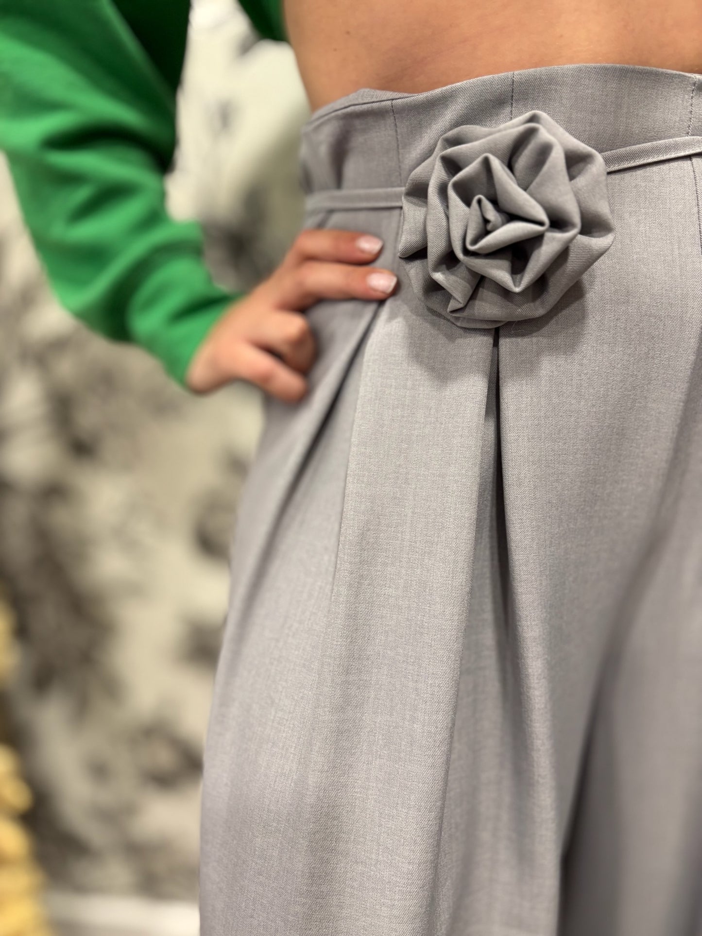 Pantalon large à détail fleuri