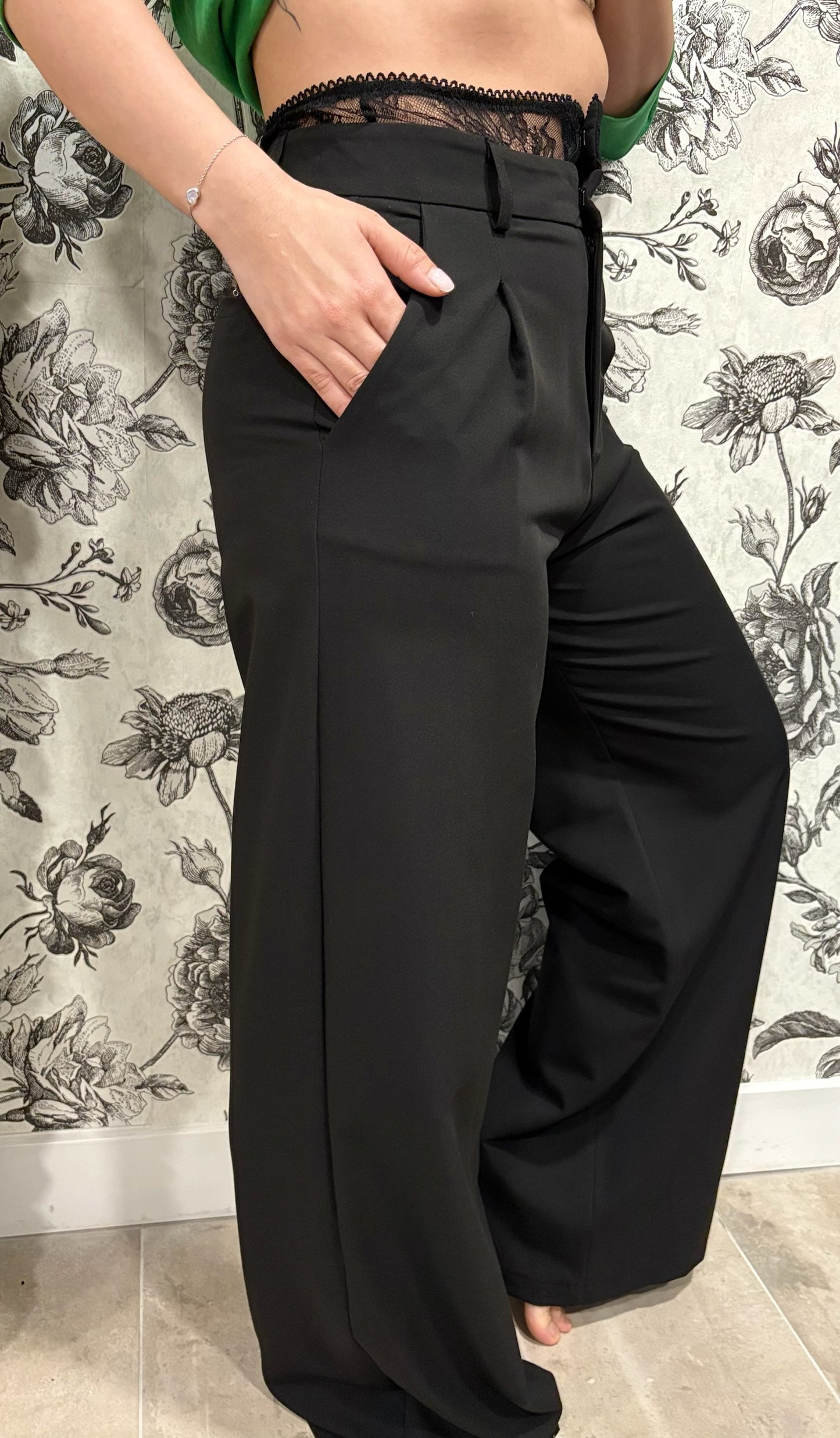 Pantalon tailleur noir avec détail en dentelle