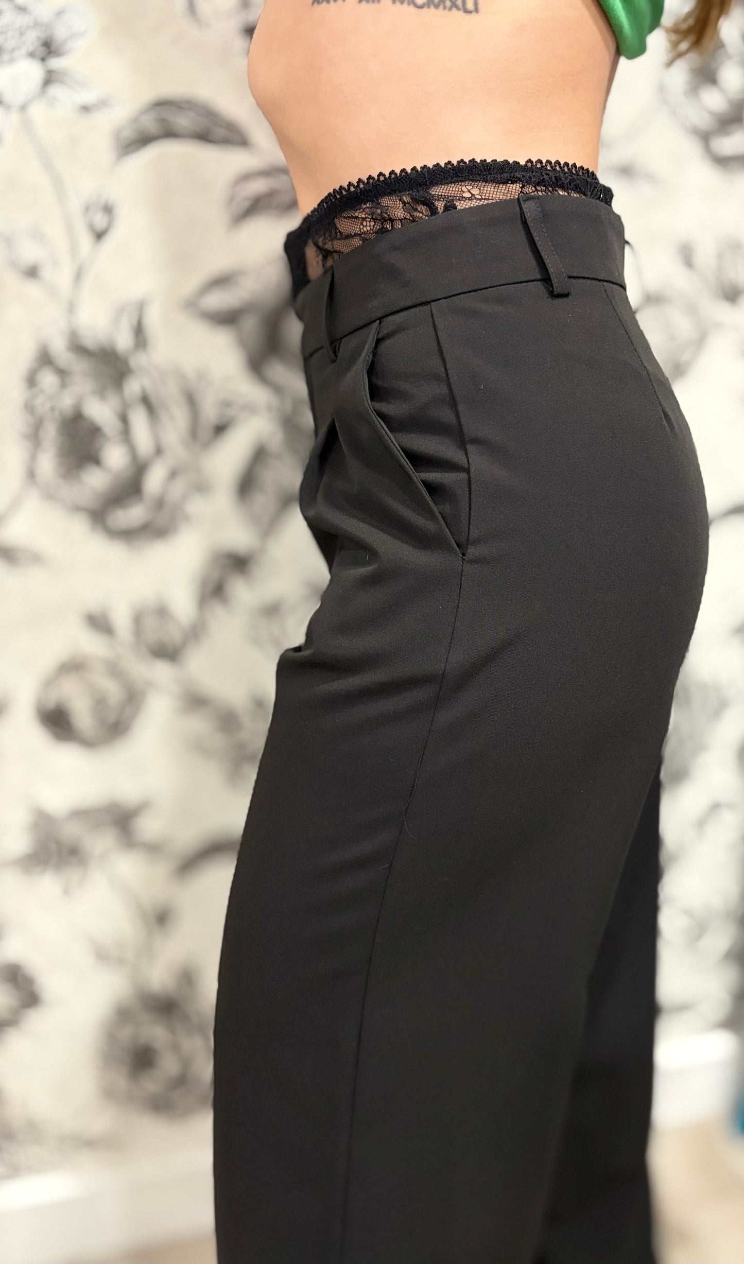 Pantalon tailleur noir avec détail en dentelle