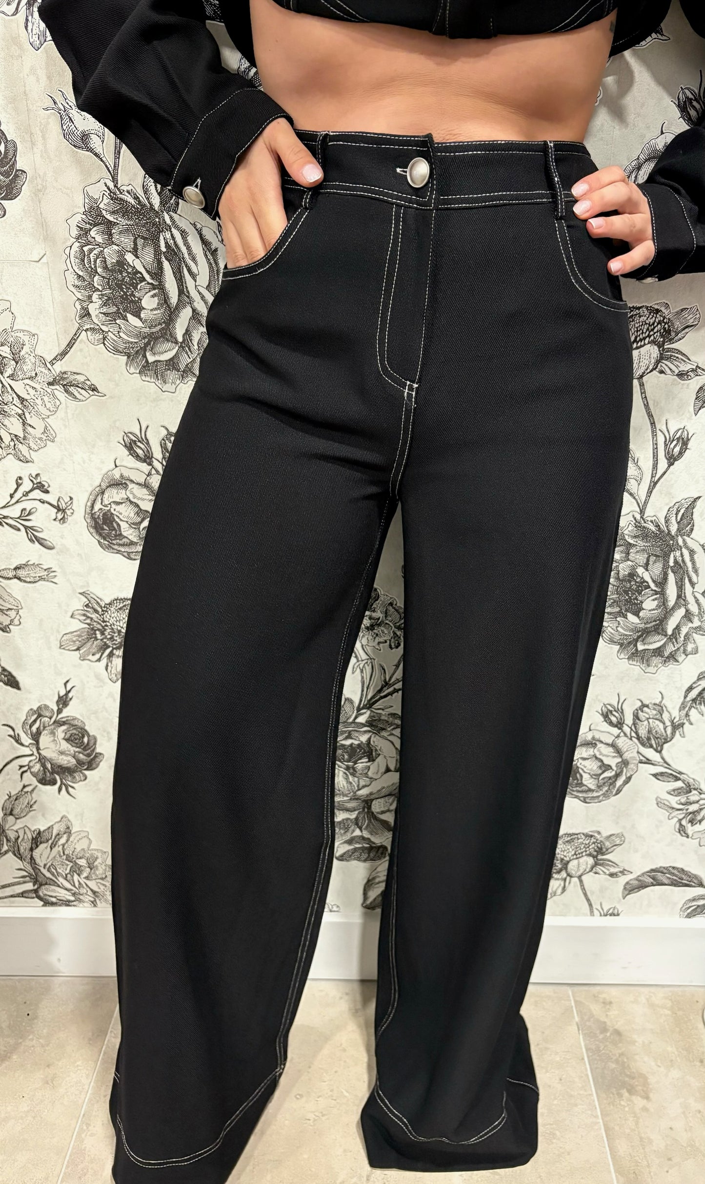 Ensemble noir couture contrasté
