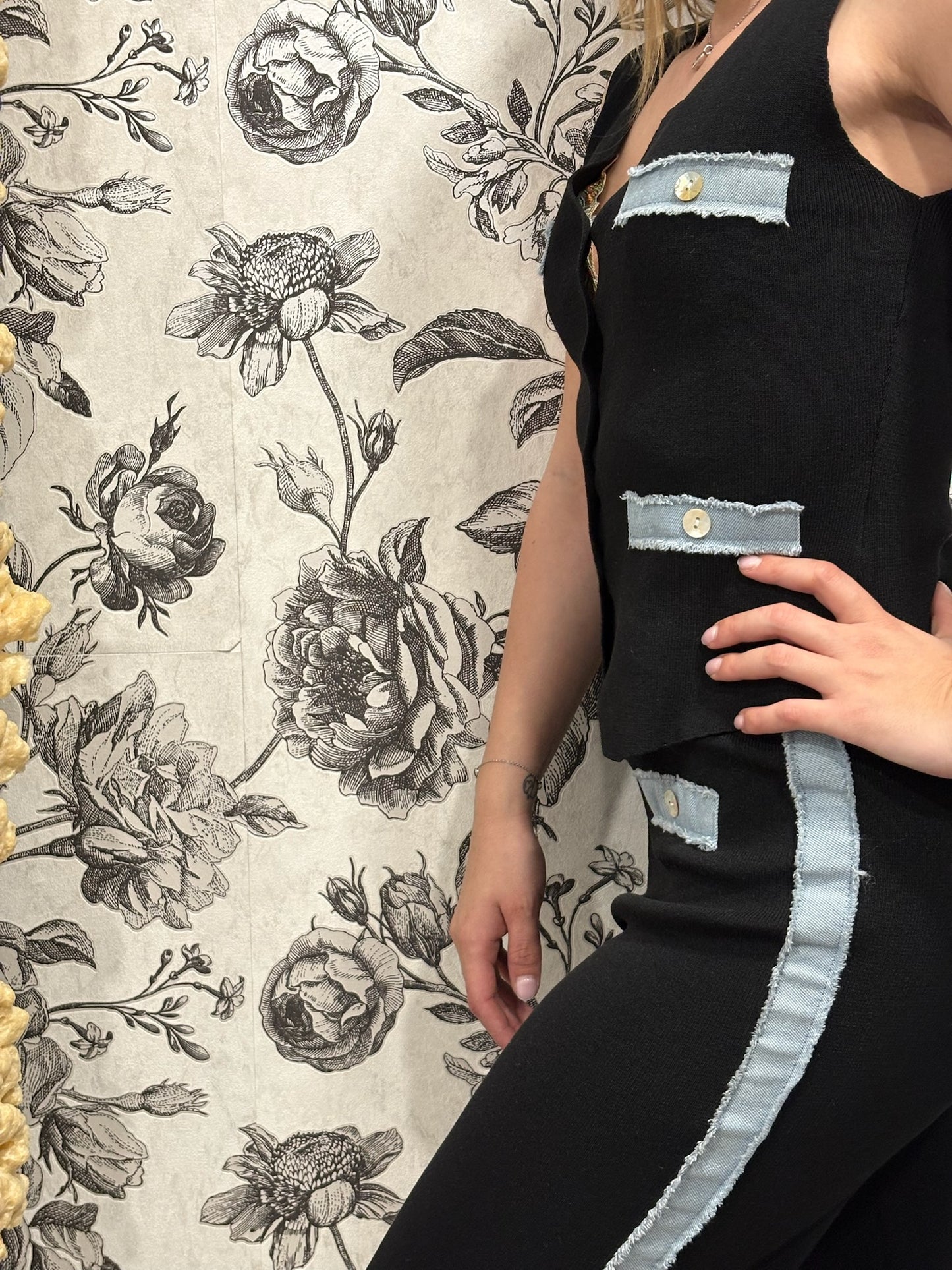 Ensemble chic noir & détails en jean