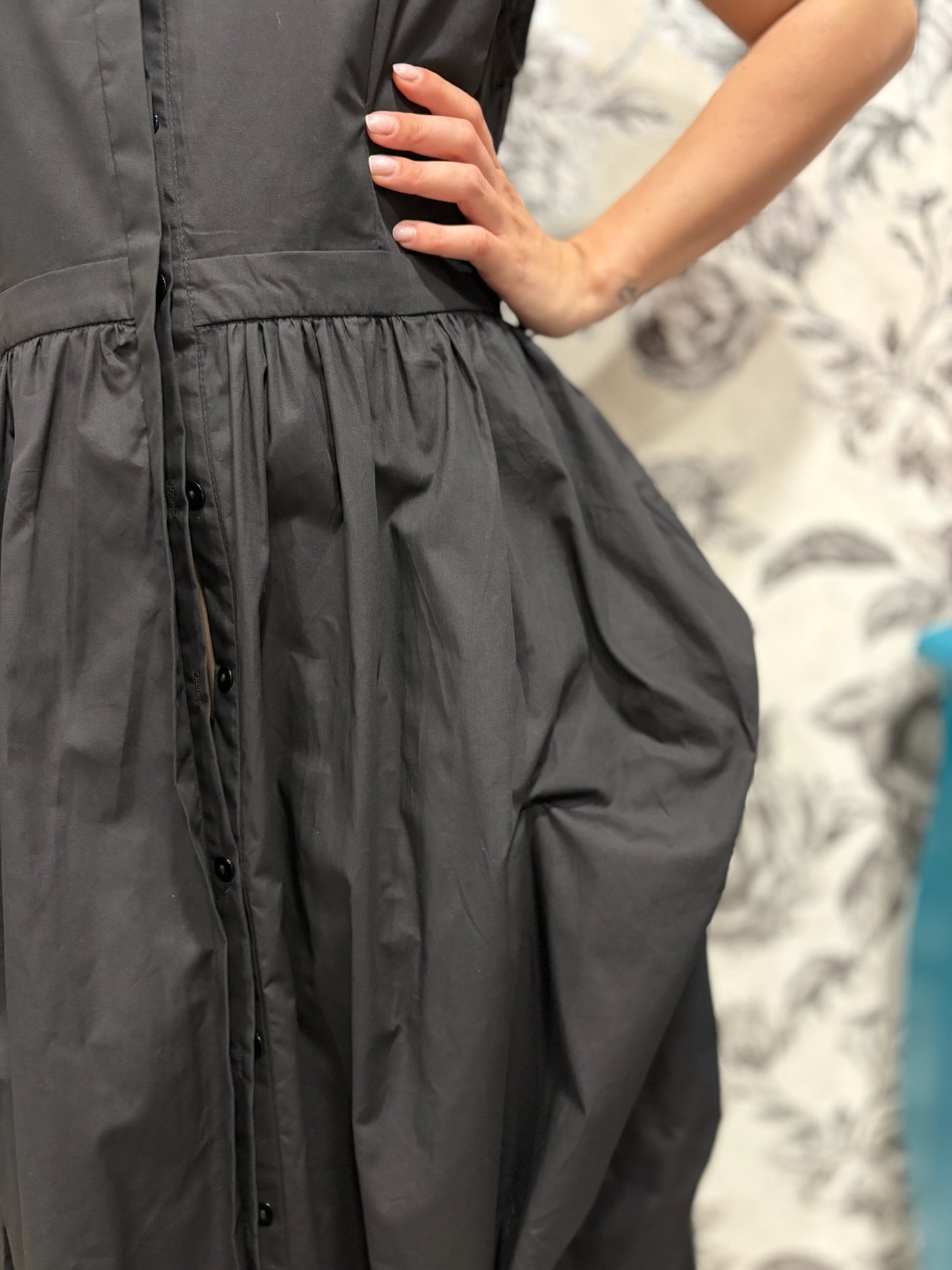 Robe chemise noir élégante avec épaulettes