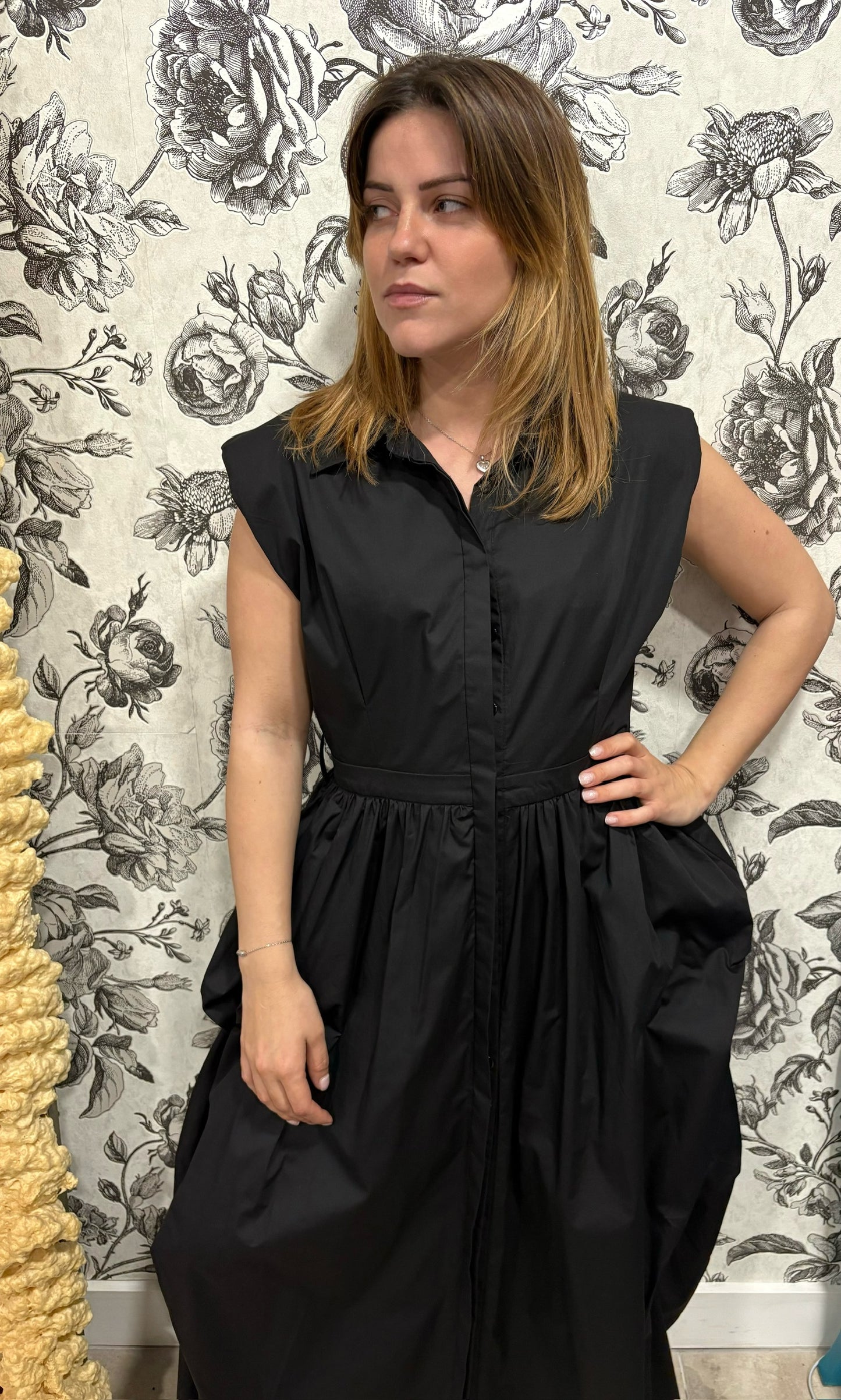 Robe chemise noir élégante avec épaulettes