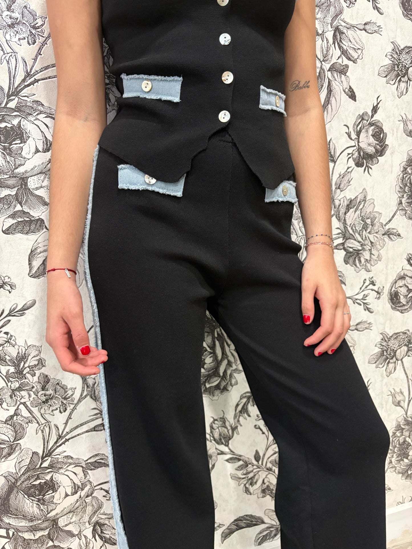 Ensemble chic noir & détails en jean