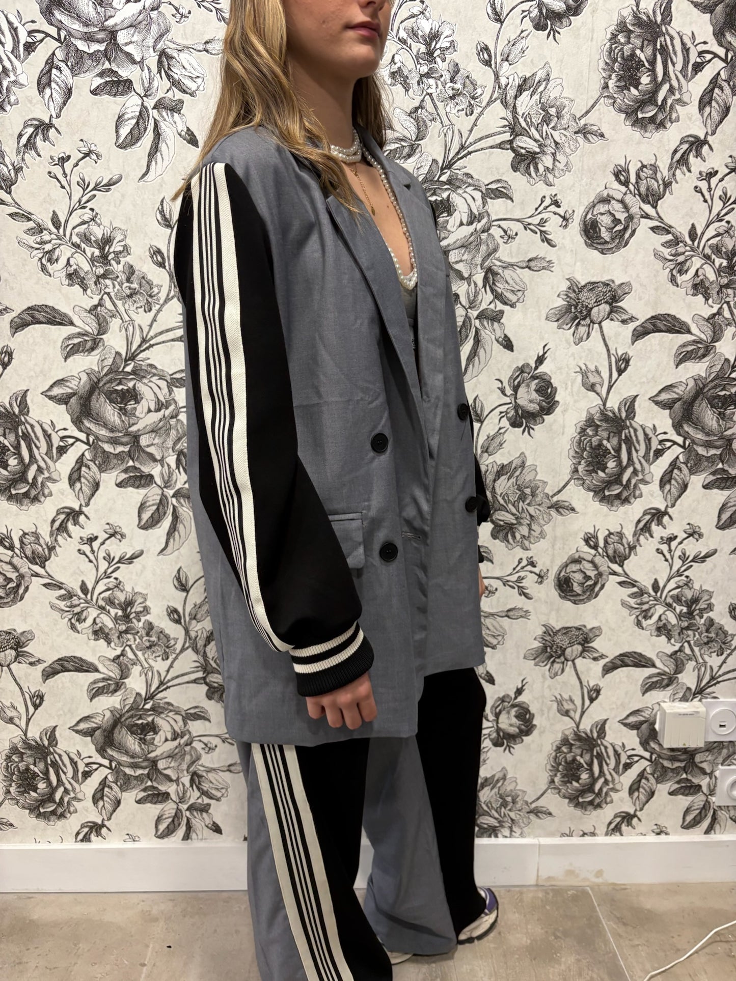 Ensemble blazer épaulé et pantalon jogging chic