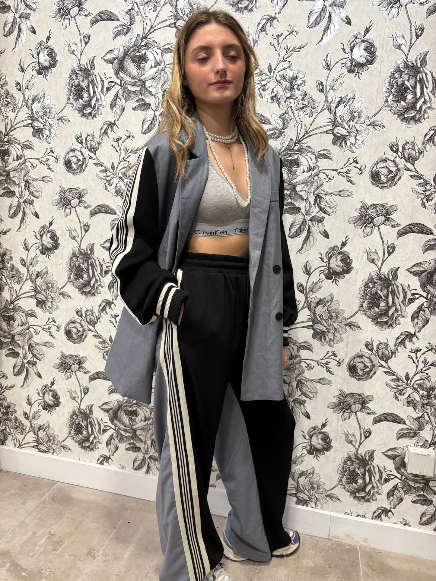 Ensemble blazer épaulé et pantalon jogging chic