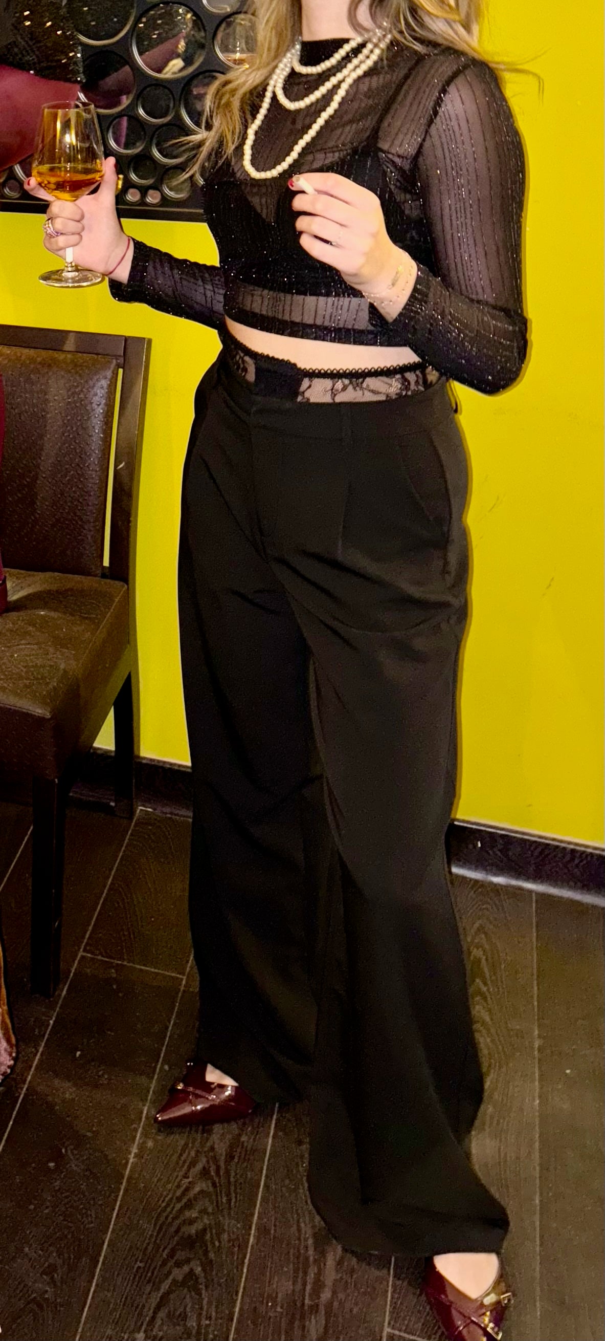 Pantalon tailleur noir avec détail en dentelle