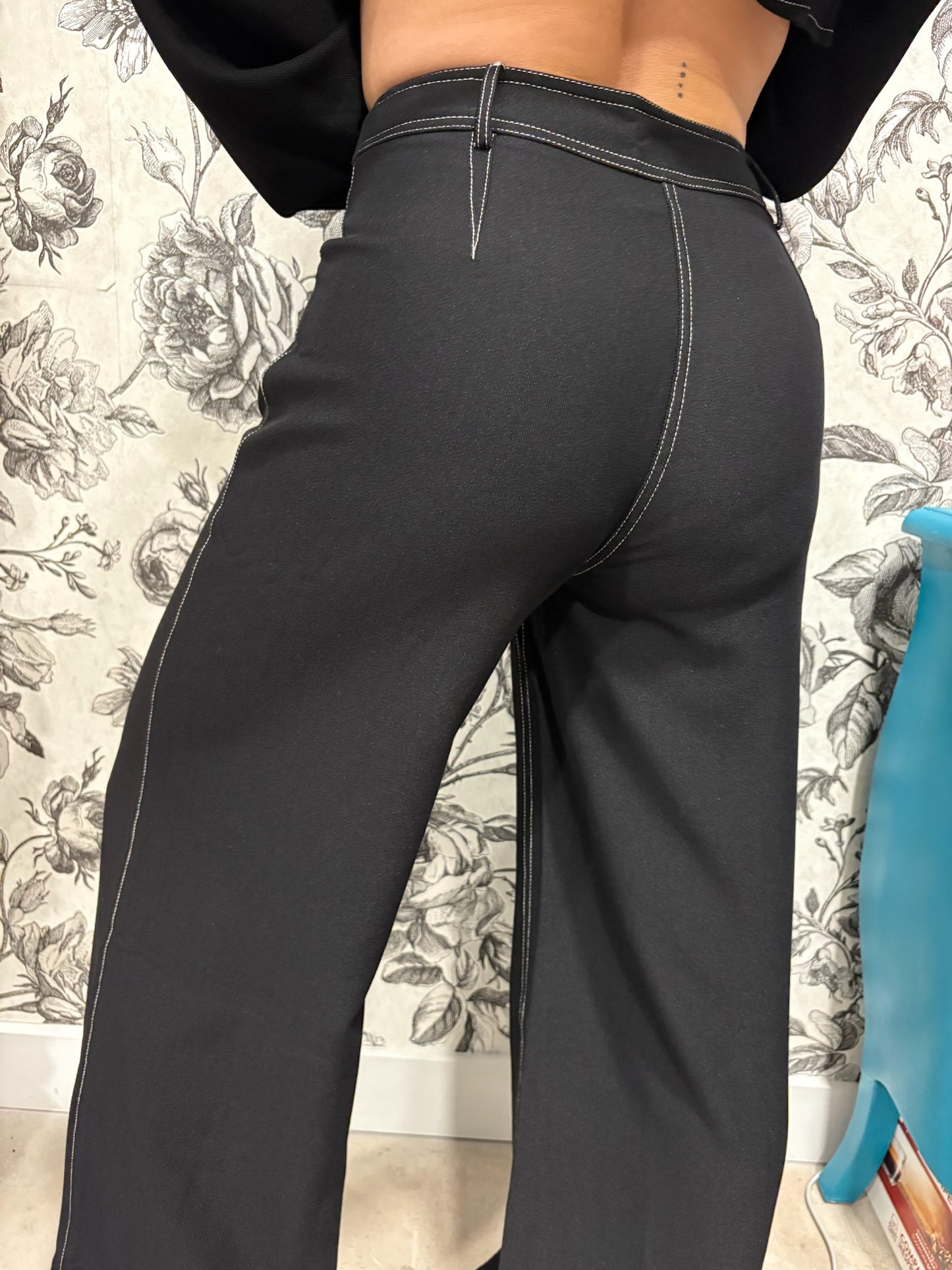 Ensemble noir couture contrasté