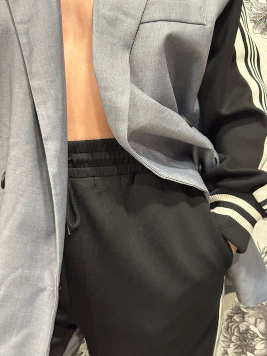 Ensemble blazer épaulé et pantalon jogging chic